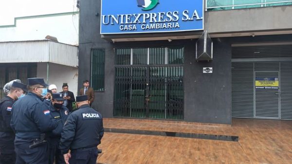 Desconocidos disparan contra el local de una casa cambiaria