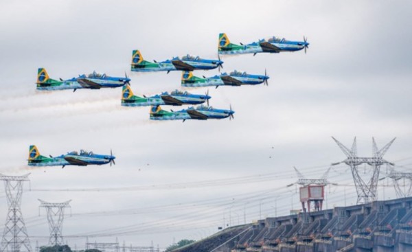 Susto en el Este por sobrevuelo de “Esquadrilha da Fumaça”