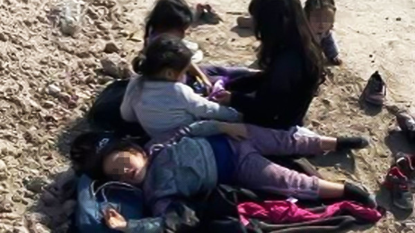 Granjero de Texas encuentra a cinco niñas migrantes abandonadas y hambrientas: “Esto tiene que parar ya”