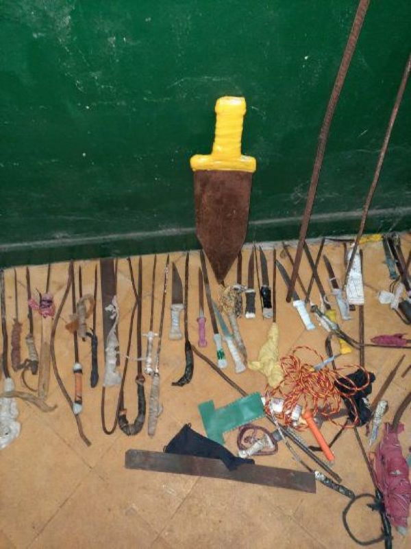 Varios cuchillos de fabricación casera se incautan en Tacumbú