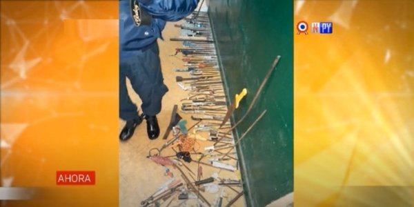 Incautan todo tipo de armas blancas en Tacumbú | Noticias Paraguay