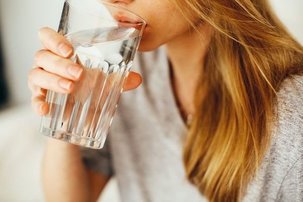 Conoce cómo tu cuerpo te avisa cuando no estás tomando suficiente agua