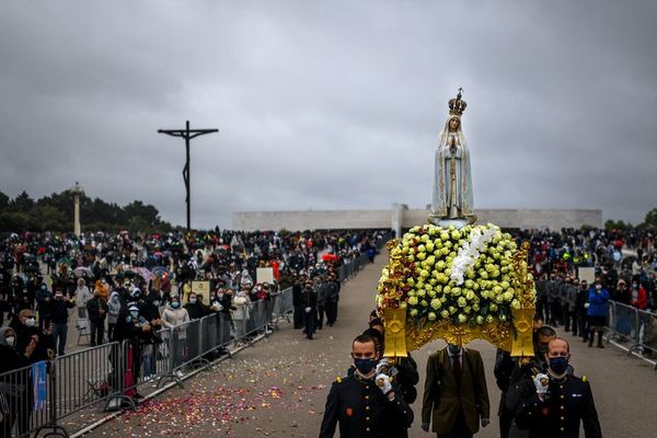 Los peregrinos de Fátima rezan para que termine la pandemia de covid-19 - Mundo - ABC Color