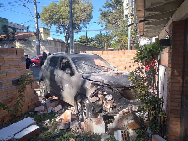 Automóvil fue a parar contra una vivienda - Nacionales - ABC Color