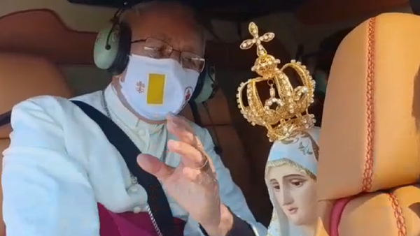 Desde el aire, la Virgen de Fátima bendice a los fieles en su día