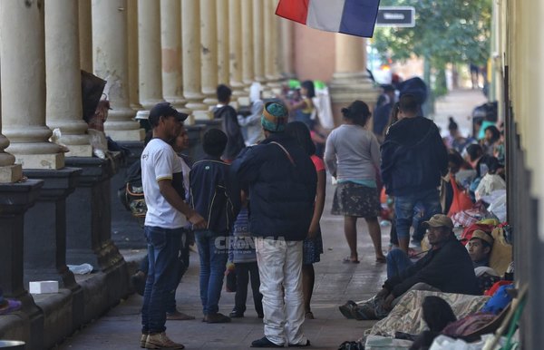 Crónica / Hambre y frío, indígenas acampan reclamando derechos