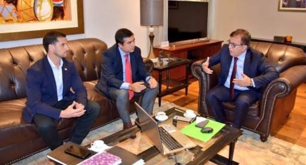 Diario HOY | Nicanor lo metió a la EBY en diciembre del 2020 y ya cobra hasta por “antigüedad”