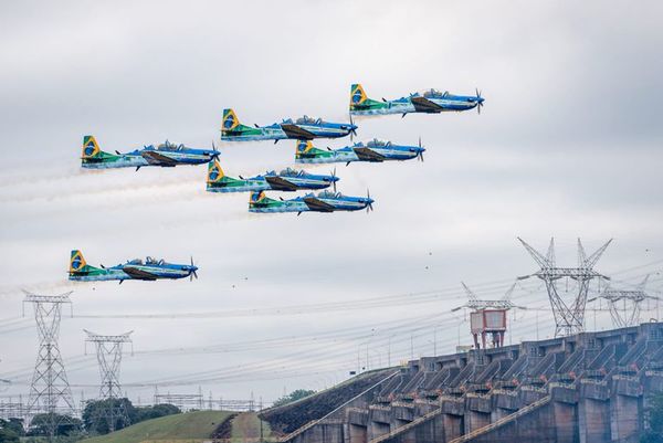 Se anuncia otro sobrevuelo del “escuadrón del humo” de Brasil en la frontera - ABC en el Este - ABC Color