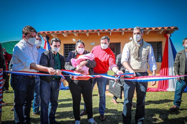 Mandatario entregó viviendas y anuncia la construcción de más soluciones habitacionales