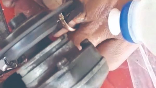 Con una amoladora le cortan el anillo trancado