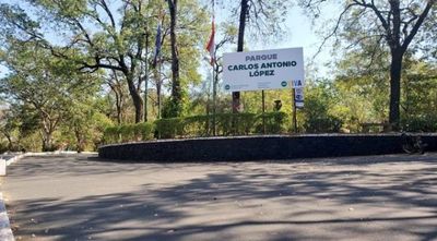 Hombre con aparentes trastornos mentales atacó a jóvenes en el parque Carlos A. López