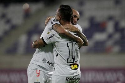 Atlético Mineiro vence al América en un juego interrumpido por los gases - Fútbol Internacional - ABC Color