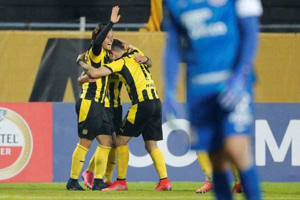 Agustín Álvarez deja a Peñarol con pie y medio en octavos de final - Fútbol Internacional - ABC Color