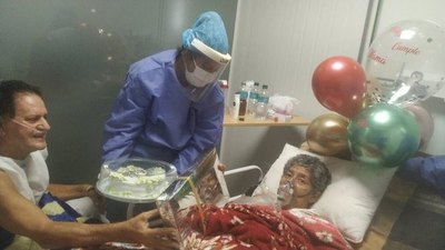 Crónica / En sala internados le cantó a su esposa