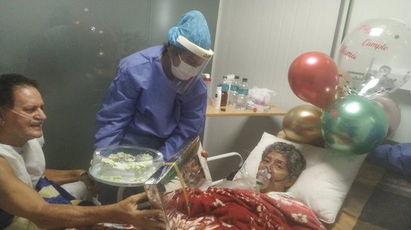 Crónica / En sala internados le cantó a su esposa