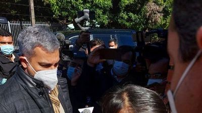 Enfermera reclama a Abdo que son héroes, pero solo  ganan G.  1 millón