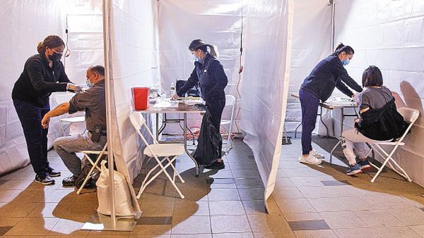 Vacunados en EEUU se libran del tapabocas en interiores