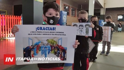 PEQUEÑOS AGASAJAN A HÉROES DE BLANCO EN EL DÍA DE LA PATRIA.