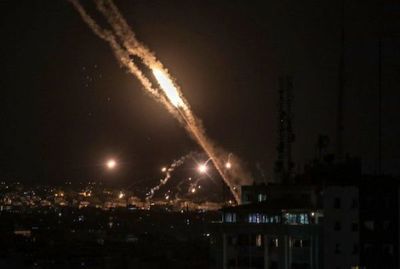Israel intensifica ofensiva en Gaza, pero detiene invasión terrestre