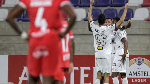 Atlético Mineiro vence al América de Cali en un juego muy interrumpido