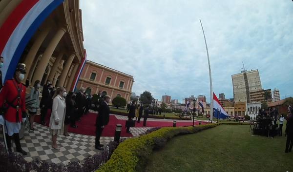 Con el izamiento de nuestra bandera tricolor Paraguay celebra 210 años de independencia