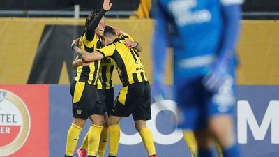 Peñarol con pie y medio en octavos de final