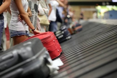 'A mi maleta le pusieron calcomanías y candados, le sacaron mi ropa para ponerle droga': El relato de la paraguaya que quedó detenida en aeropuerto de España