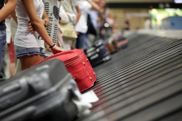 'A mi maleta le pusieron calcomanías y candados, le sacaron mi ropa para ponerle droga': El relato de la paraguaya que quedó detenida en aeropuerto de España