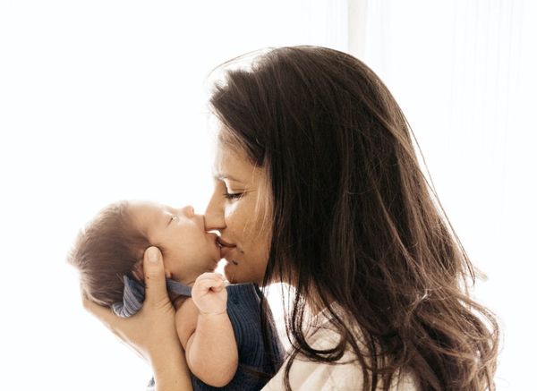Maternidad leve: la atención a las emociones de las madres para responder a las de sus bebés