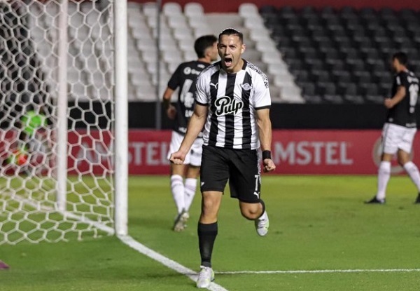 Libertad supera a Newell’s Old Boys y lidera su grupo en la Sudamericana