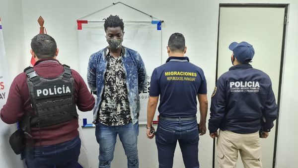 Expulsan del país a ciudadano senegalés por usar pasaporte falso