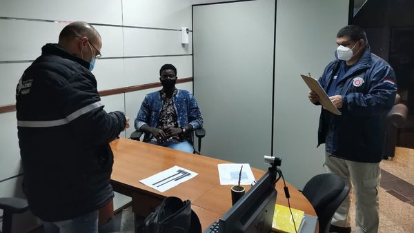 Migraciones expulsa del país a un senegalés con pasaporte falso
