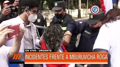Se registran incidentes entre médicos y policías durante manifestación