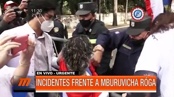 Se registran incidentes entre médicos y policías durante manifestación