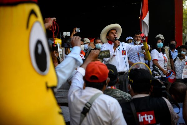 Fujimori se acerca a Castillo en reñido balotaje en Perú | El Independiente