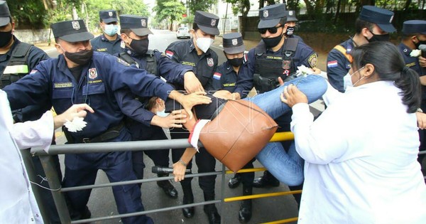 La Nación / En medio de incidentes, médicos piden a policías que les dejen marchar