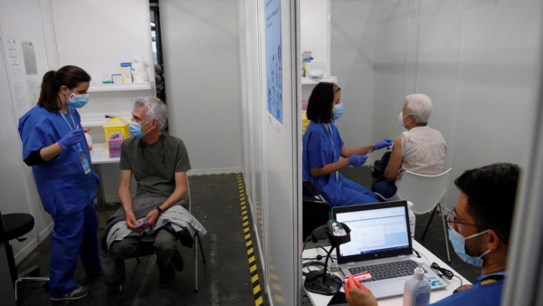 Madrid comenzará a vacunar a personas de 50 a 55 años | El Independiente