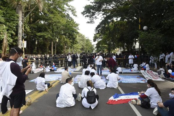 Médicos protestan en zona de Mburuvicha Róga y anuncian que se encadenarán si no obtienen respuestas - Nacionales - ABC Color