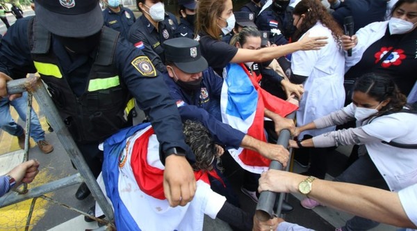 Se registran incidentes entre médicos y policías durante manifestación - Noticiero Paraguay