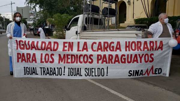 Incidentes entre policías y médicos que protestan en el Microcentro - Megacadena — Últimas Noticias de Paraguay