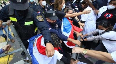 Policías reprimen a médicos que quieren llegar hasta Mburuvicha Róga