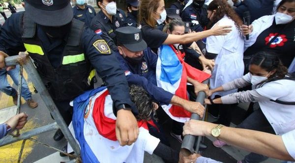 Policías reprimen a médicos que quieren llegar hasta Mburuvicha Róga