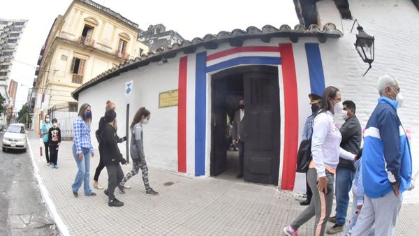 Festejos patrios al aire libre y recorrido por el casco histórico 