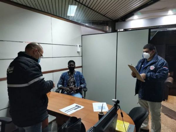 Migraciones expulsa del país a un senegalés con pasaporte falso