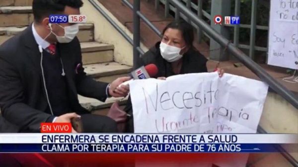 Enfermera se encadena y clama por una cama para su papá con Covid-19