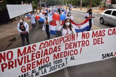 Incidentes y forcejeos en marcha de médicos por bloqueo de la Policía