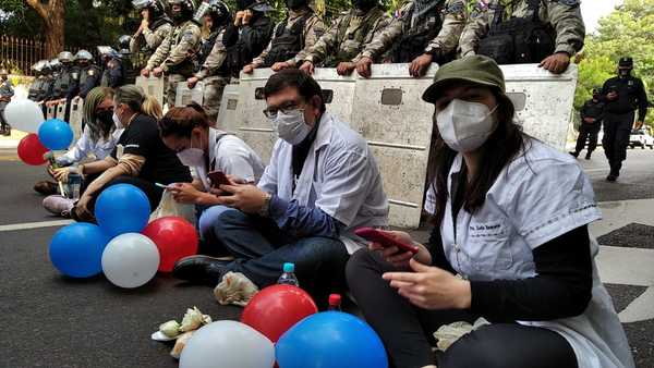Incidentes entre médicos y la Policía Nacional en Mburuvicha Róga