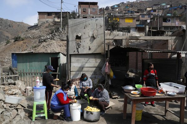 La pobreza en Perú se disparó en 2020 al 30,1 %, casi 10 puntos más que en 2019 - MarketData