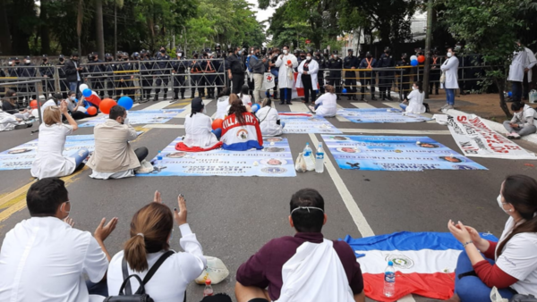 Médicos son reprimidos frente a Mburuvichá Róga | El Independiente