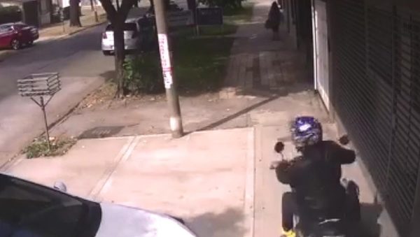 Video: corrió en círculo de motochorro y con gritos abortó el asalto